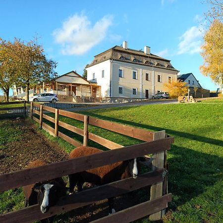 Resort Lisensky Dvur Snezne (Pardubice) Exterior foto