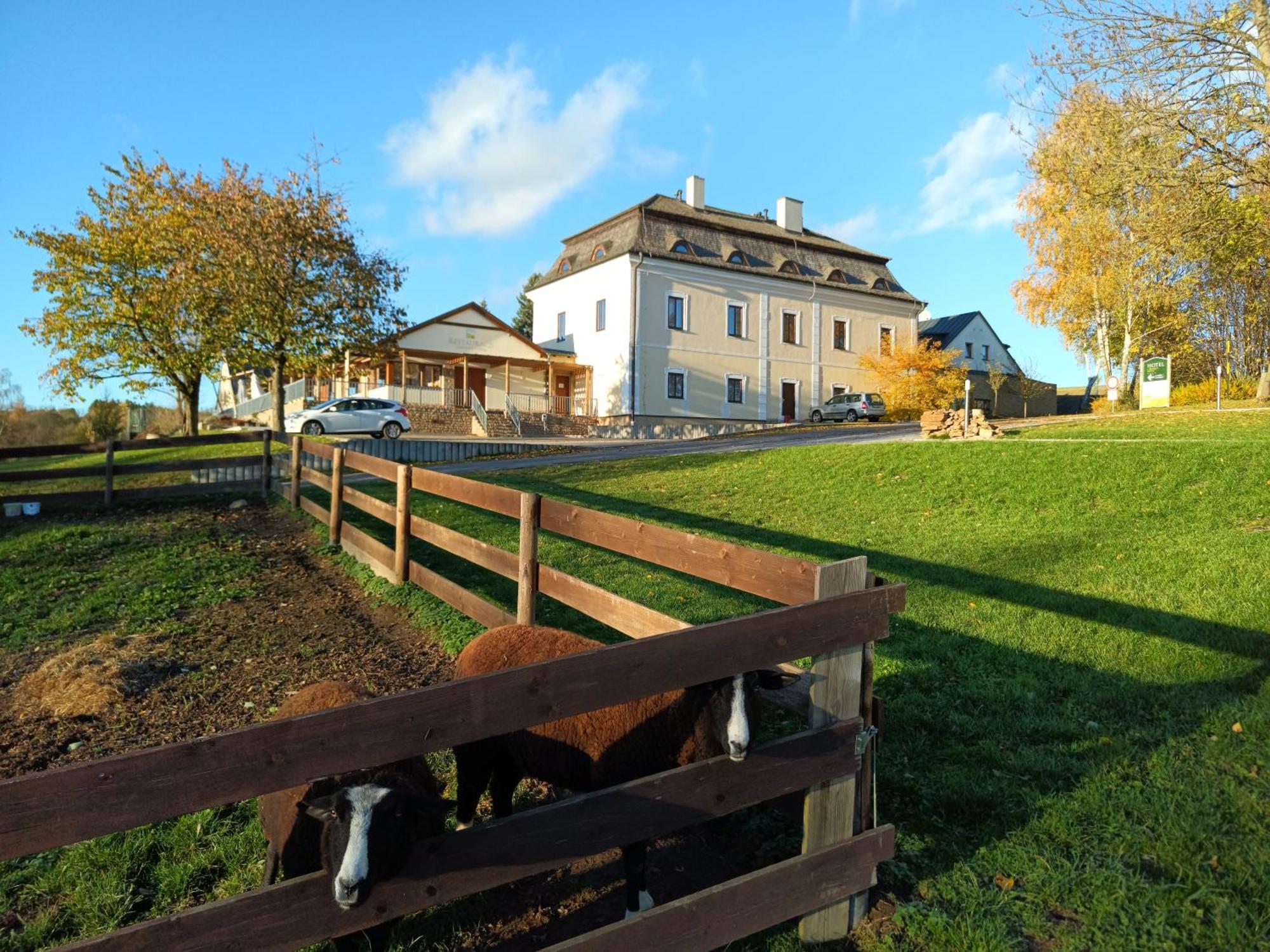 Resort Lisensky Dvur Snezne (Pardubice) Exterior foto