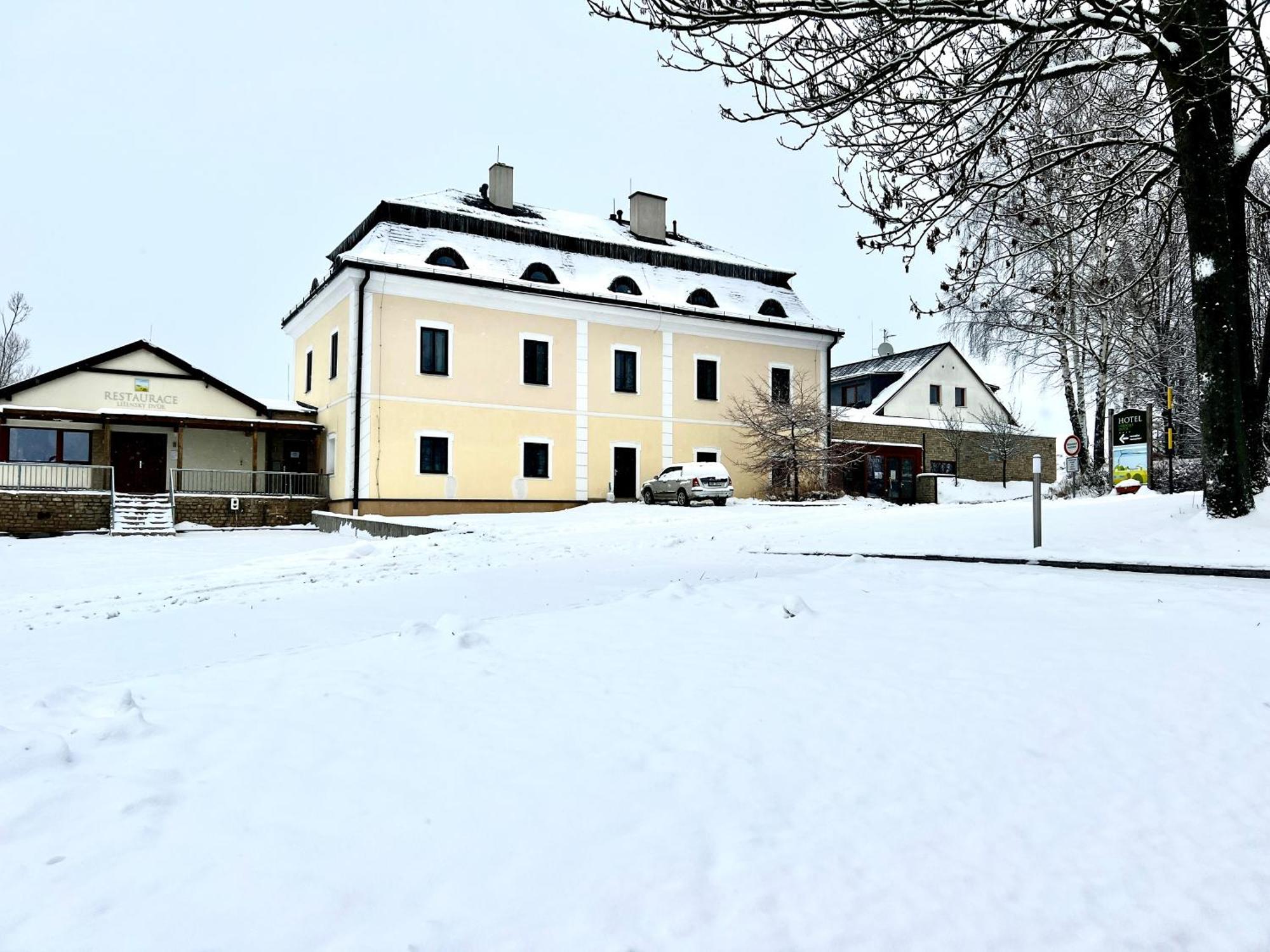 Resort Lisensky Dvur Snezne (Pardubice) Exterior foto